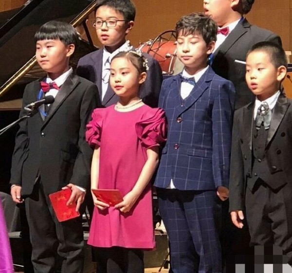 李小璐与贾乃亮离婚3个月，甜馨却成了“全能王”