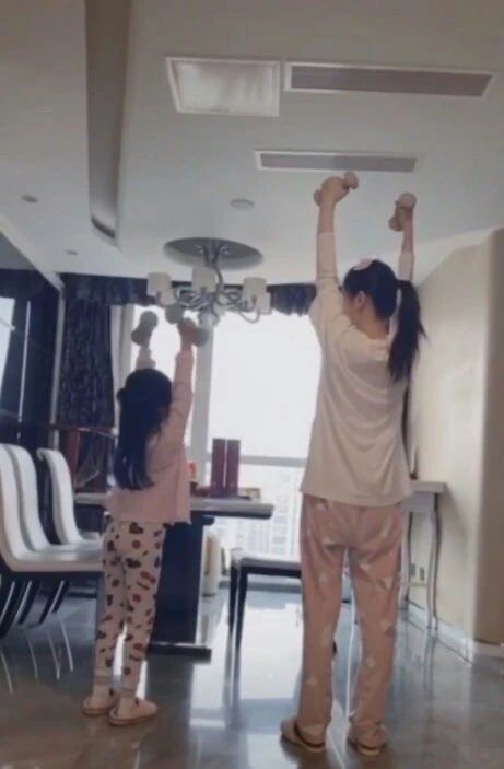 李小璐与贾乃亮离婚3个月，甜馨却成了“全能王”