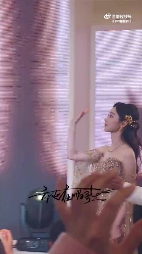 宋轶亮相展现人比花娇美貌