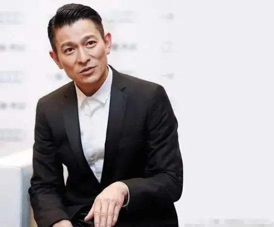 自若枫叶AM:#娱乐圈里有谁红了一辈子#
娱乐圈那些人品又好,业务能力又强的人,当然值得红一辈子。
1.刘德华。
刘德华一生几乎没有黑评,他戏演得好,歌唱得好,人品又好,还勤奋又努力,这样的一个明星怎么可能不红呢。他热爱慈善事业,每次的赈灾活动也总会出现他的名字,他还经常参加各种捐款和义演活动。有实力,人品又好,这样的明星怎么会不受人的喜爱。
2.成龙。
成龙作为一个以武打出名的明星,以敬业出名,...