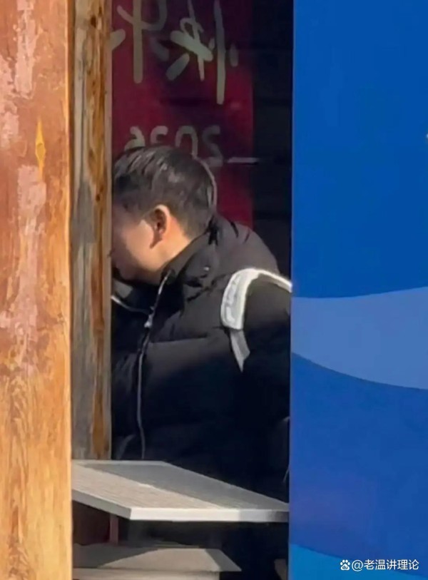 机场偶像吃快餐没范儿，粉丝嬉笑称真是“职业选手的日常”，明星到底是平凡人还是包装出来的假象？