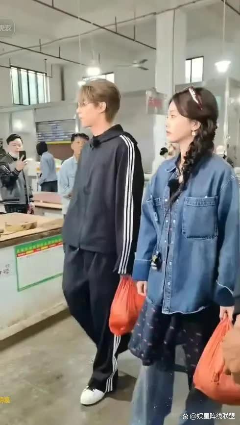 当红明星逛菜市场？王鹤棣白鹿同框展现“去光环化”生活