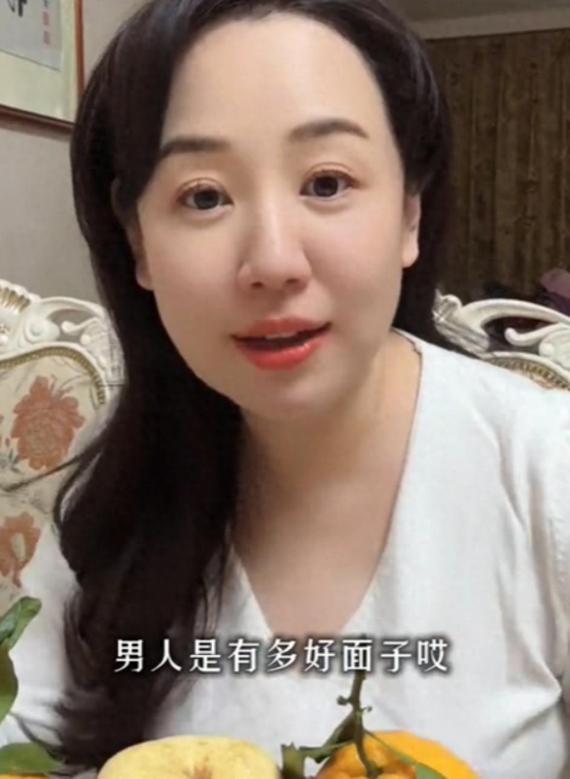 关凌新衣服被老公误扔，夫妻为此大吵，结果她给老公的微信备注太吸睛，简直抢尽风头！