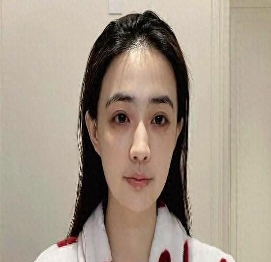 31岁女星晒日常｜化妆台堆满护肤品｜蹲地刷马桶扎心