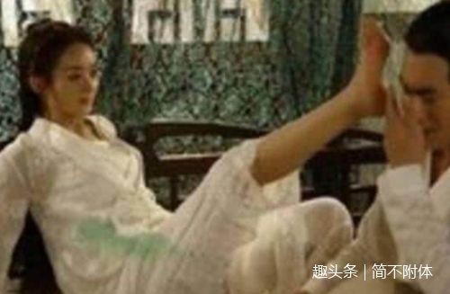 明星片场休息都在做什么？杨幂玩手机，赵丽颖让林更新闻自己脚！