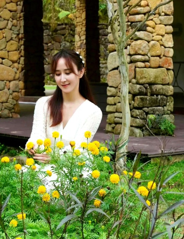 浪语2025：胡静最近分享的日常作息引发热议 原来女明星保持好状态的秘诀都藏在生活细节里 她每天九点起床后先享受早餐 紧接着投入两小时瑜伽练习 这种清晨运动习惯不仅能唤醒身体 更让体态保持轻盈柔韧 下午茶时间她选择与朋友社交放松 既维持了人际关系又不耽误自我充电

值得关注的是她多年坚持的有机饮食和阅读计划 前者从内调理体质 后者持续丰富精神世界 难怪在镜头前素颜亮相时 胶原蛋白满满的肌肤让年轻观...