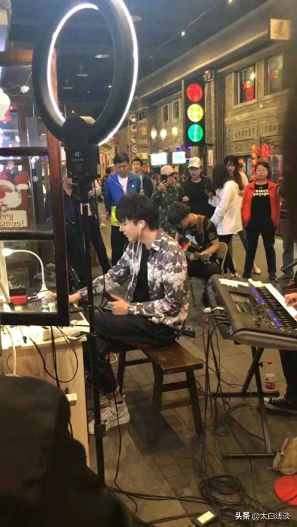 从草根到顶流:揭秘娱乐圈十大“网红逆袭”明星的破圈密码