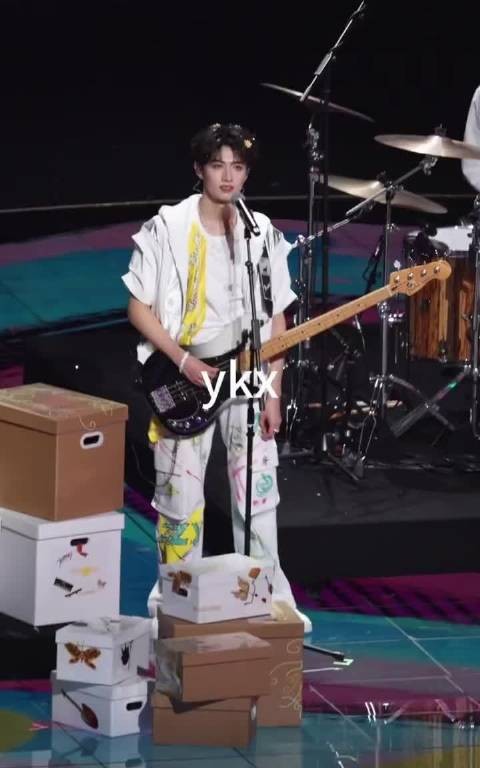 朱志鑫纯白涂鸦外套配嫩黄小花亮相，反差感十足