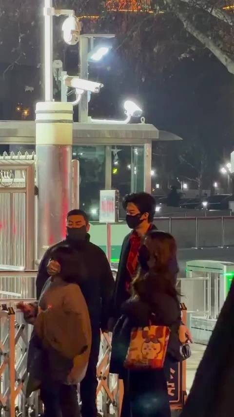 宁宁现在马路边 很乖很乖 感觉随时都可以领回家