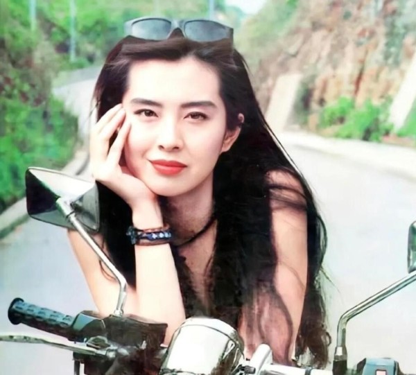 王祖贤抖音首秀炸屏！59岁状态惊艳，33年前的举动，终于被扒光！