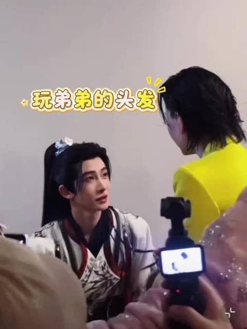 刘宇李斯丹妮后台互动欢乐有爱