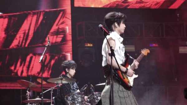 张桂源杨博文亮相《极恶都市》舞台,荣耀之战day2开演