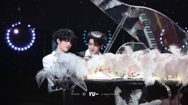 苏新皓张极黑白造型四手联弹,琴弦拨动羽毛飞舞