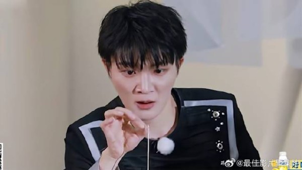 周深穿针能力惊人,晃动中一秒完成