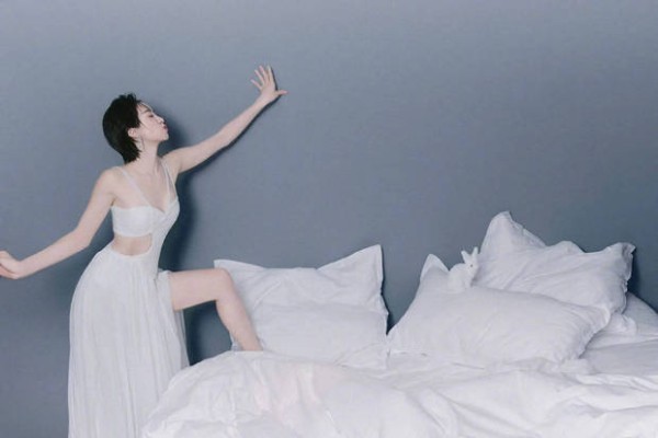 宋茜生日写真曝光！白纱裙配兔耳发箍甜度拉满