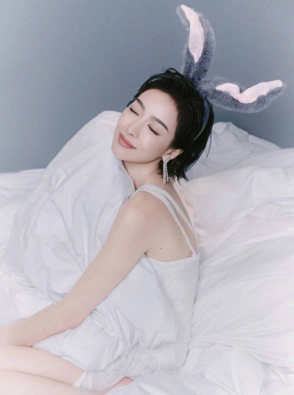 宋茜神态松弛温婉恬静。