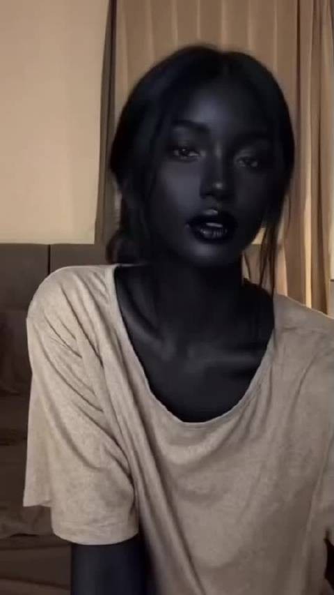 没见过这么漂亮的美女，就是晚上不笑还找不到人