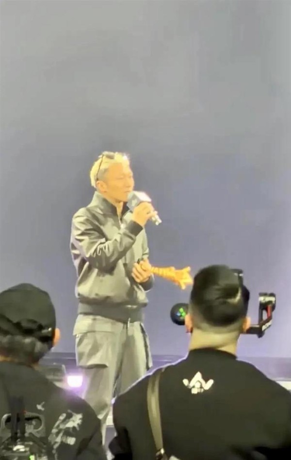 谢霆锋真是老了,现身杭州,脸又圆又肿,颈纹深!留着胡子好邋遢