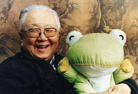 启功：老年丧妻膝下无子，66岁已自撰墓志铭，墓碑似砚台！