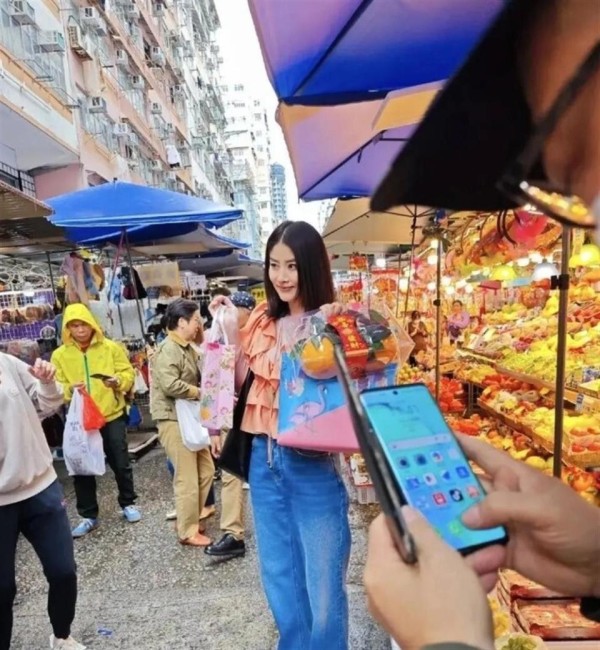 天后陈慧琳香港年货街被偶遇！拎满袋年味，路人围拍超亲民