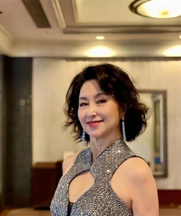 太惊艳！63岁何超琼亮相影展，挖空礼服气场全开，完胜30岁外甥女