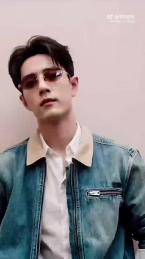 肖战牛仔装墨镜造型亮相，推眼镜动作引热议