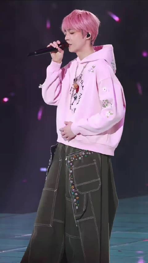 陈立农金闪造型亮相晚会,唱跳舞台尽显专业质感