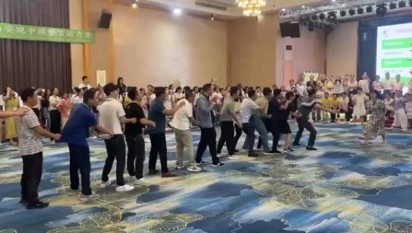 公司年会，一位战斗力爆棚的女士和一群惊慌失措的男士