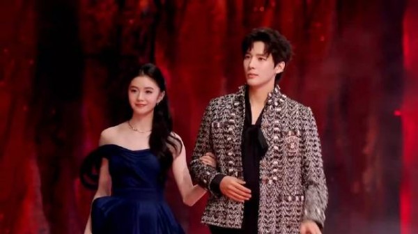 王安宇要笑死我!帮刘浩存整理裙摆,结果连角都没碰上丨星光大赏