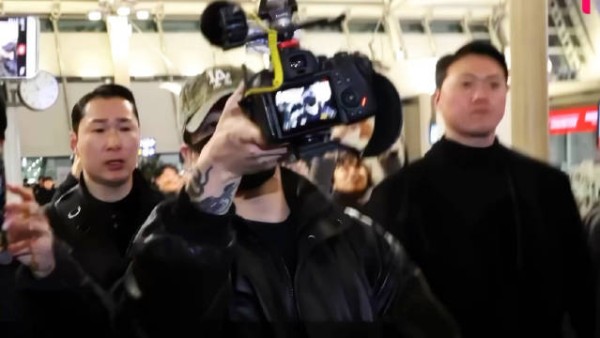 wow 单手举这一套设备好帅喔