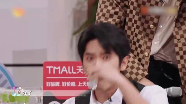 杨迪太逗了!现场被苦瓜汁苦出表情包,王源都笑疯了!