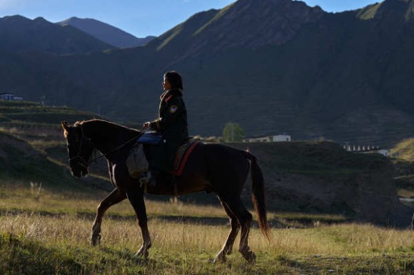 搜狐娱乐讯 近日,杨紫释出新剧角色剧照,军绿制服与牛仔造型切换,神态细腻感染力强。