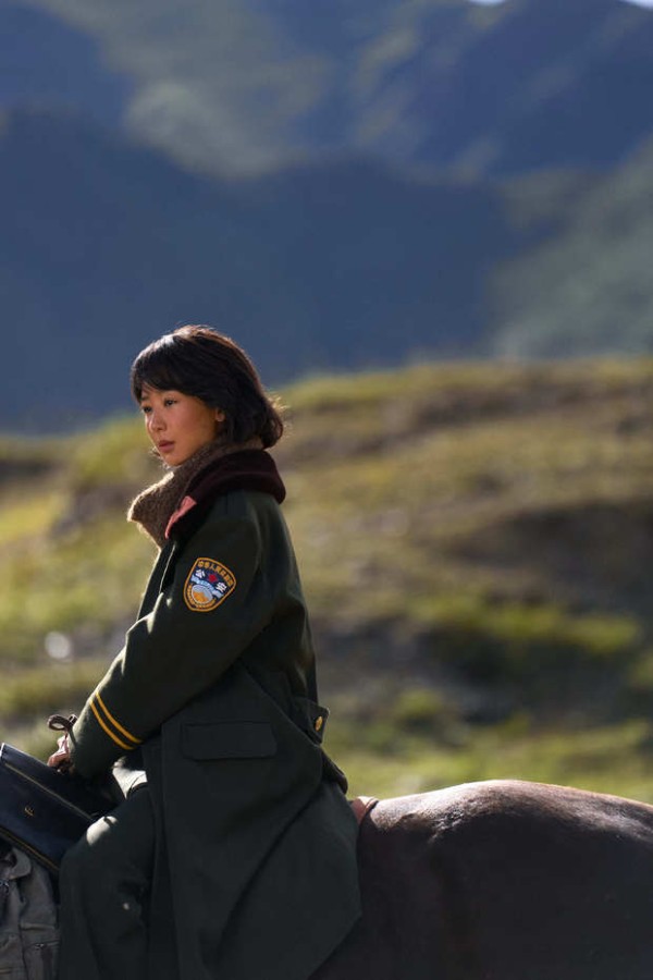 杨紫侧身骑马,逆光勾勒出利落身形。