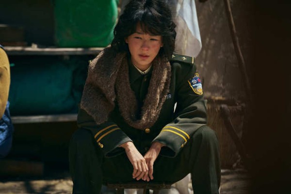 杨紫蹲坐于阳光下,尽显角色张力。