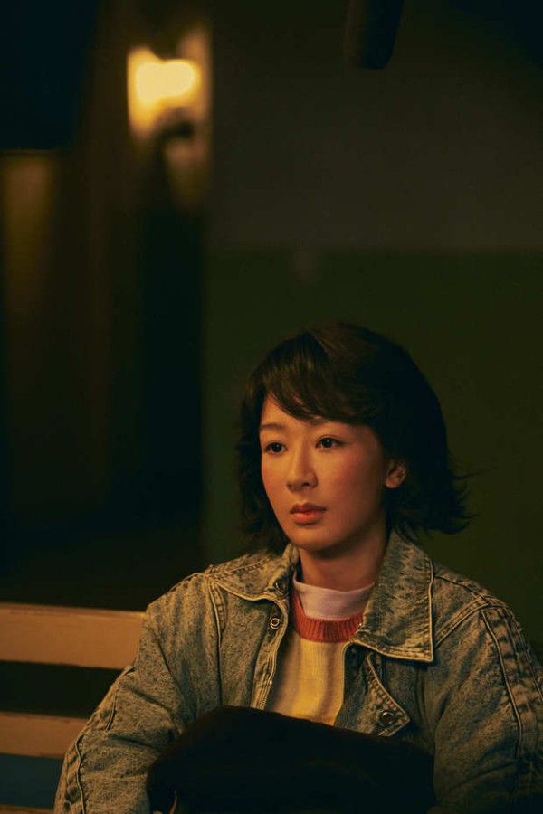 杨紫在暖光下静坐,神态沉静。