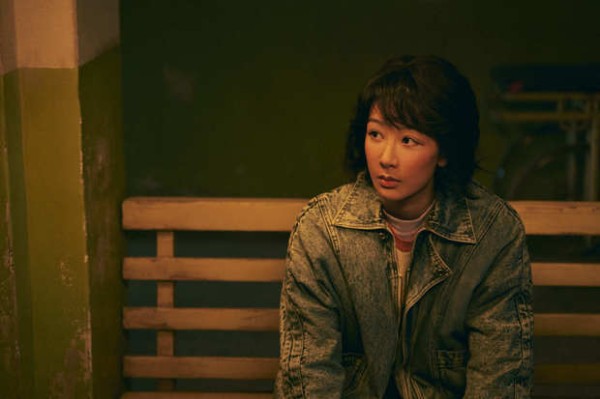 杨紫穿牛仔外套坐长椅,侧头凝望情绪细腻。