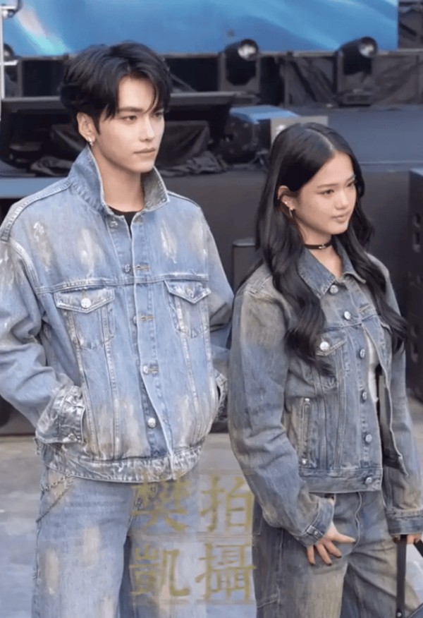 邵兵儿子钟丽缇女儿同框颜值超高。