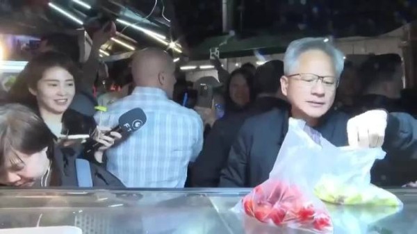 黄仁勋在路边摊吃东西,还分享给身边的美女!