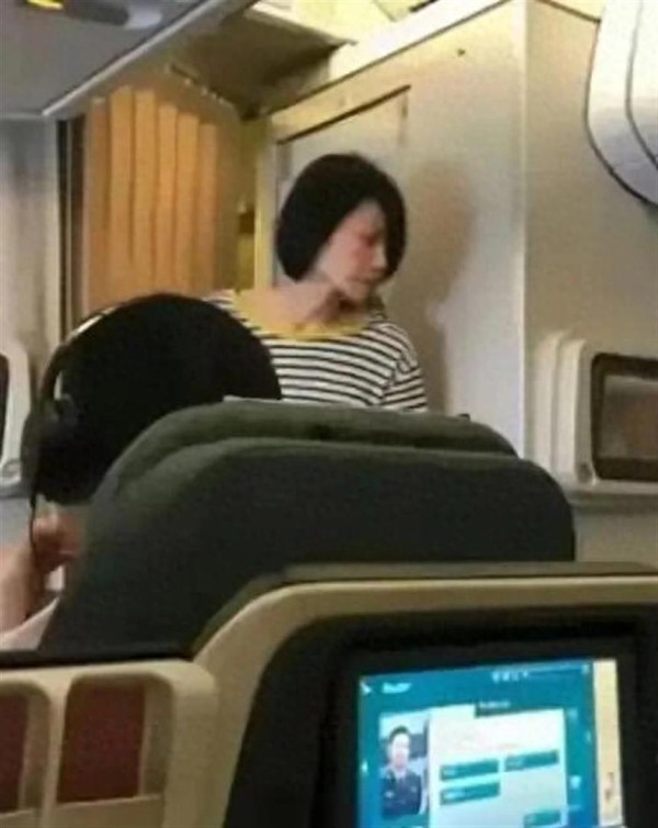 王菲飞机上被拍，55岁老态尽显，没有网上吹的那么漂亮