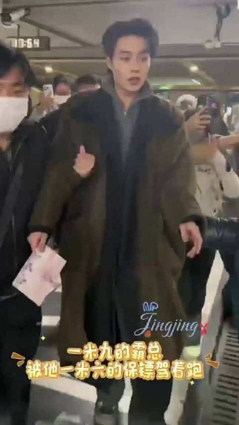 柯淳机场被保镖架走,身高差引热议