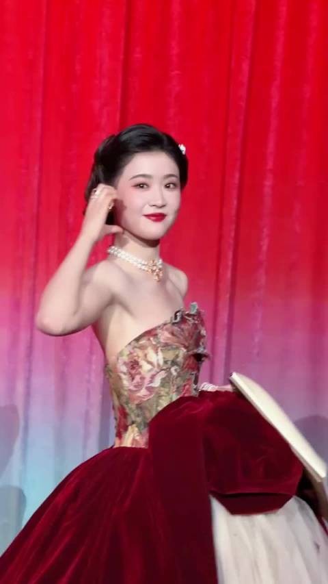 内娱热播短剧主演团建，时尚造型引热议