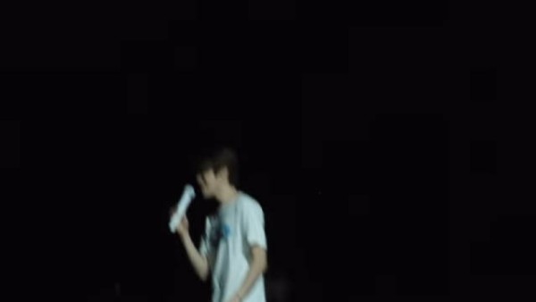 郑成灿热唱Riizing Loud behind舞台