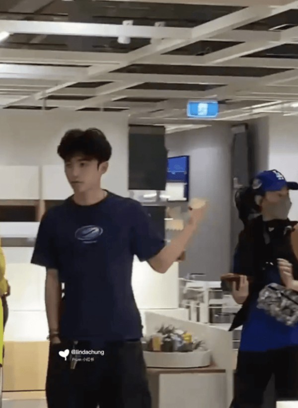 张柏芝带大儿子澳洲购物被偶遇，18岁Lucas又高又帅