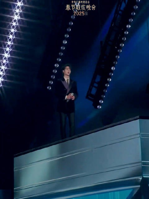 央妈发的竖屏版能清晰的听到台下的掌声