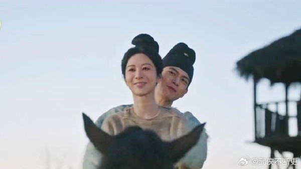 蒋长扬助何惟芳出军营，两人同乘马一起回家