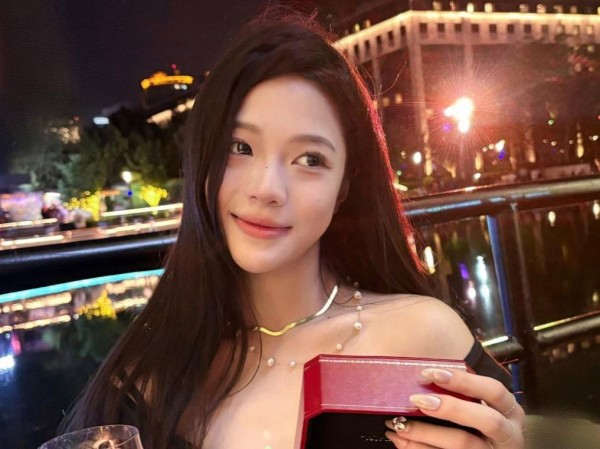 7天4次反转的“开年第一瓜”：地毯变爆款、定位是样板间，明星绯闻背后的舆论攻防战