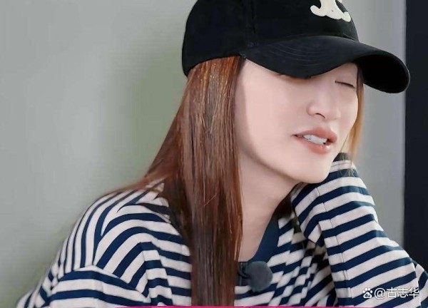 李小冉通讯录风波她的“少朋友”生活藏着多少真相？