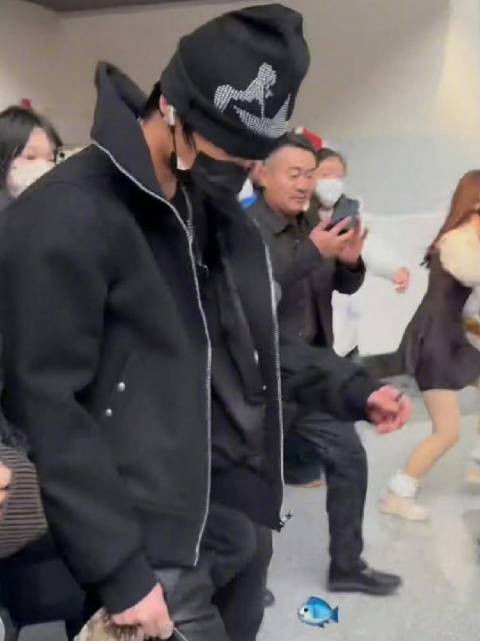 封面评：粉丝扯烂明星裤子根本不是爱