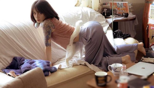 黑尾酱大胆晒照引发讨论，展现个性与自由表达的界限