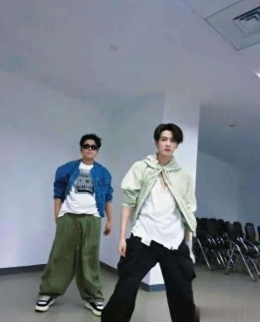 檀健次：时尚与自我表达的完美融合